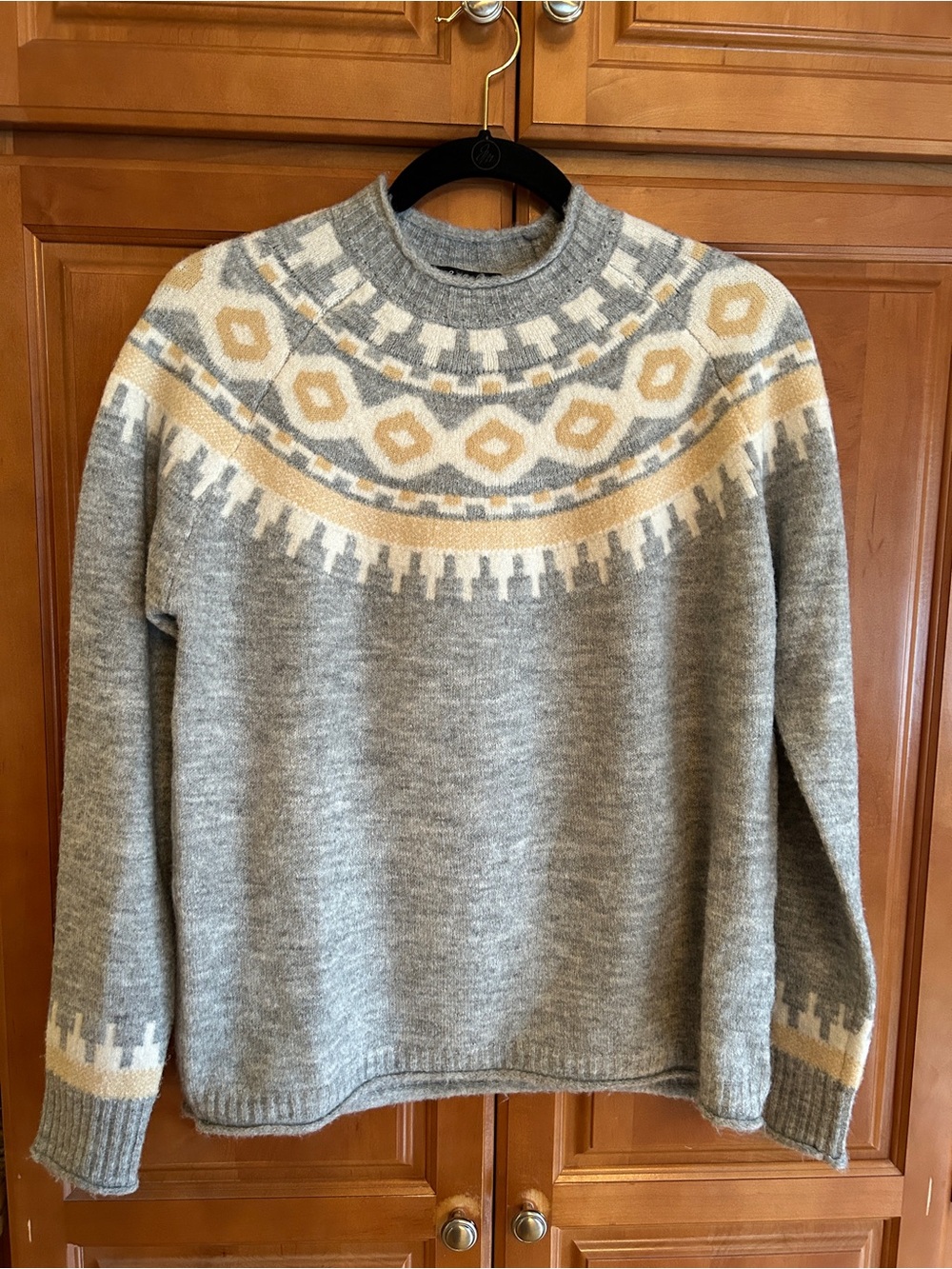 CHARLIE B Women’s Grey Fair Isle Crewneck Sweater with Cream Accents
